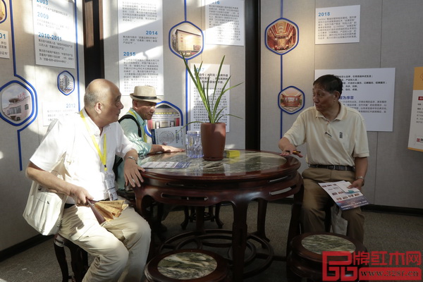 原故宮博物院文保科技部主任曹靜樓(右)、上海家具研究所原副所長許美琪(左)、家具行業資深學者王周(中)現場品鑒國方家居參評作品并評分 原故宮博物院文保科技部主任曹靜樓(右)、上海家具研究所原副所長許美琪(左)、家具行業資深學者王周(中)現場品鑒國方家居參評作品并評分