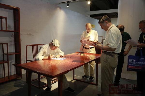 教育部《家具設(shè)計(jì)與制造》專(zhuān)業(yè)帶頭人彭亮(左一)、上海家具研究所副所長(zhǎng)許美琪(左二)等評(píng)審專(zhuān)家給純本森活《簡(jiǎn)·曲》評(píng)分 教育部《家具設(shè)計(jì)與制造》專(zhuān)業(yè)帶頭人彭亮(左一)、上海家具研究所副所長(zhǎng)許美琪(左二)等評(píng)審專(zhuān)家給純本森活《簡(jiǎn)·曲》評(píng)分