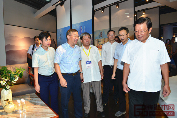 全國工商聯(lián)原副主席程路(右一)、廣東省家具協(xié)會(huì)會(huì)長王克(右三)等領(lǐng)導(dǎo)一行參觀志成紅木展位 全國工商聯(lián)原副主席程路(右一)、廣東省家具協(xié)會(huì)會(huì)長王克(右三)等領(lǐng)導(dǎo)一行參觀志成紅木展位