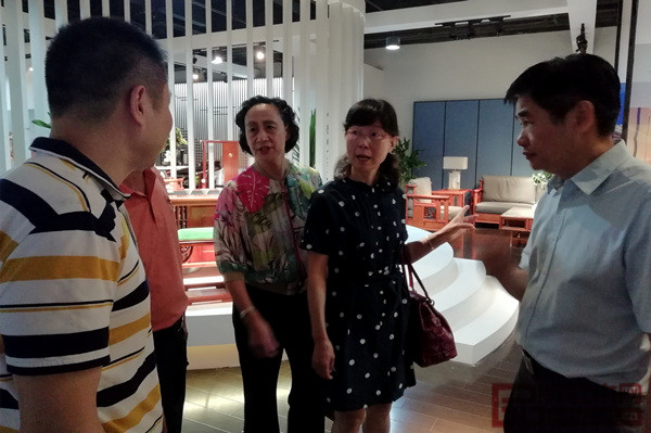 中國家具協(xié)會(huì)秘書長張冰冰(右三)、中國輕工業(yè)聯(lián)合會(huì)經(jīng)濟(jì)合作部副主任陳郁(右二)等領(lǐng)導(dǎo)對(duì)志成紅木大加贊賞 中國家具協(xié)會(huì)秘書長張冰冰(右三)、中國輕工業(yè)聯(lián)合會(huì)經(jīng)濟(jì)合作部副主任陳郁(右二)等領(lǐng)導(dǎo)對(duì)志成紅木大加贊賞