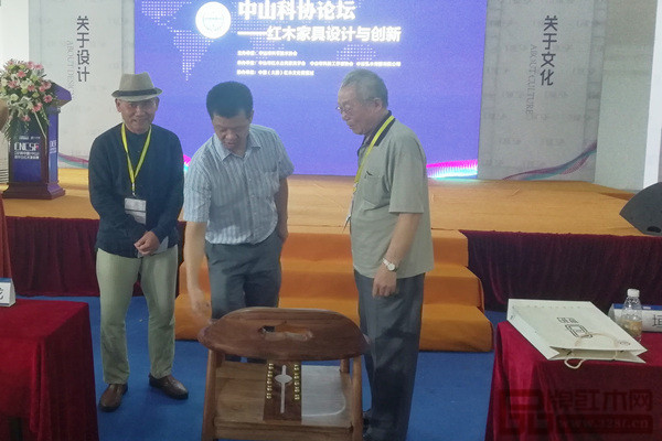 活動(dòng)開始前,中山市紅木古典家具學(xué)會(huì)理事長(zhǎng)蕭社和(中)與全聯(lián)藝術(shù)紅木專家委員會(huì)專家顧問(wèn)們欣賞家具的人性化設(shè)計(jì) 活動(dòng)開始前,中山市紅木古典家具學(xué)會(huì)理事長(zhǎng)蕭社和(中)與全聯(lián)藝術(shù)紅木專家委員會(huì)專家顧問(wèn)們欣賞家具的人性化設(shè)計(jì)