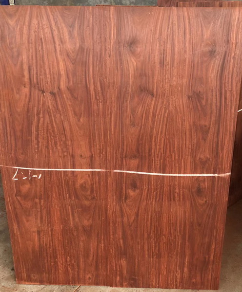 沽之大匠?越風(fēng)堅(jiān)持家具面板面框無(wú)節(jié)疤或少節(jié)疤、無(wú)蟲眼，提倡一木連開，力爭(zhēng)為廣大消費(fèi)者提供高品質(zhì)家具