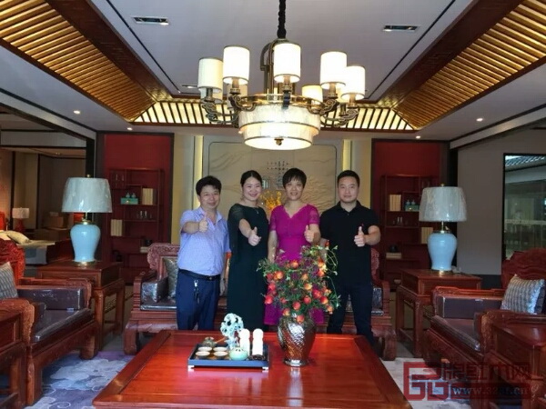 “前言”南京店負責人陳悅蘭（左三）