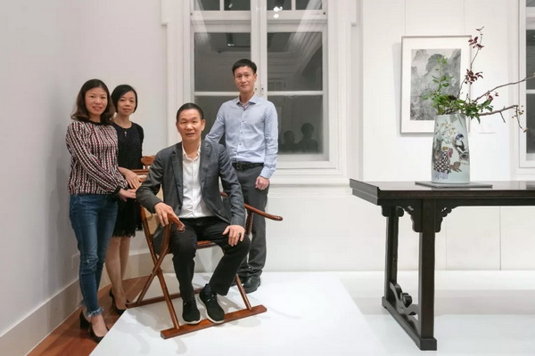  區(qū)勝春與區(qū)氏團(tuán)隊(duì)留影于佳士得上海預(yù)展現(xiàn)場