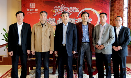 領導和新明公司董事長(右二)合影留念