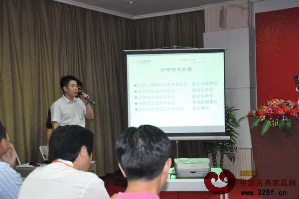董事長(zhǎng)助理兼廠長(zhǎng)潘文武為參會(huì)人員介紹深發(fā)紅木發(fā)展歷程