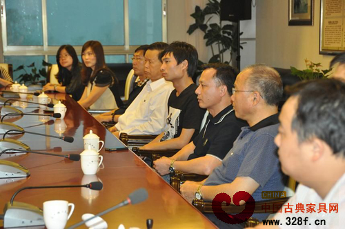 參加簽約儀式的三鄉家協成員與企業代表