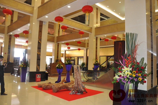 家具城內大紅燈籠高高掛,一片喜慶