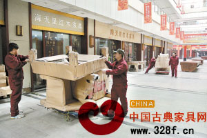 店家正在搬運紅木家具