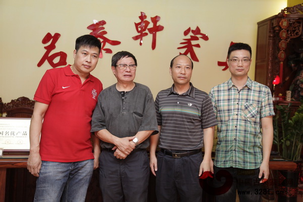 中山大涌名泰軒紅木董事長鄭小軍(左一)、中國著名國畫家羅凌芳(左二)