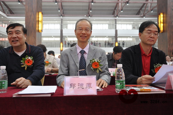 邱德厚在中國古典家具之都博覽中心啟用儀式現場留影（左二）