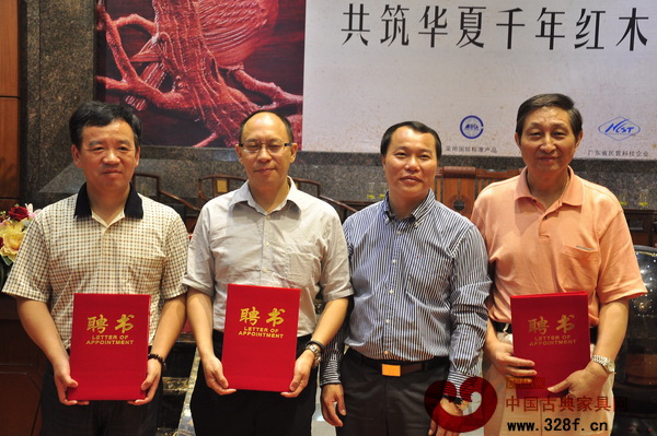 陳寶光(左二)、曹靜樓(右一)、吳智慧(左一)受聘成為太興家具高級顧問