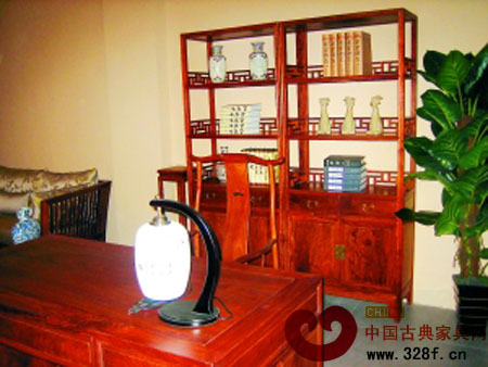 講究線條優(yōu)美的書桌和書柜