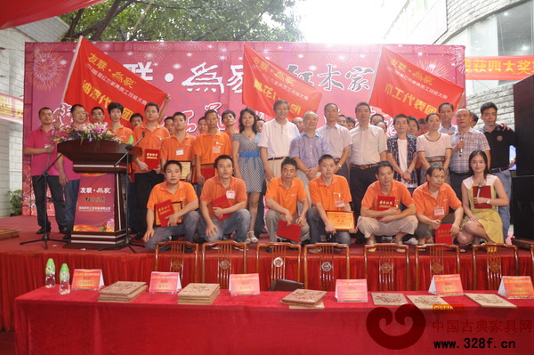 友聯(lián)·為家首屆員工技能大賽獲獎(jiǎng)?wù)吲c專(zhuān)家、企業(yè)領(lǐng)導(dǎo)合影留念
