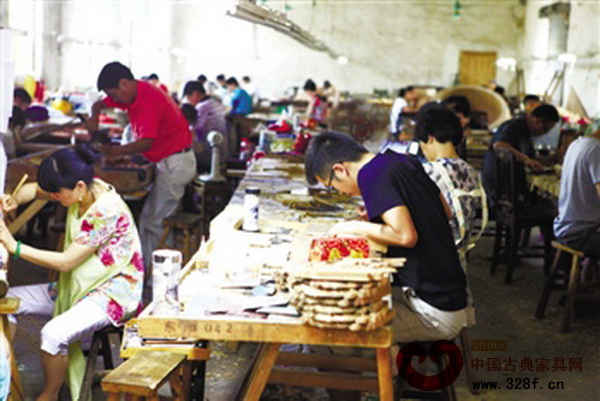 東陽(yáng)一個(gè)普通雕刻廠房的內(nèi)部,每個(gè)工人都專(zhuān)注地忙著自己的活