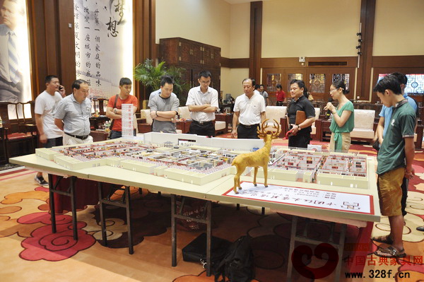 參會企業代表參觀中國紅博會360度立體式全景沙盤
