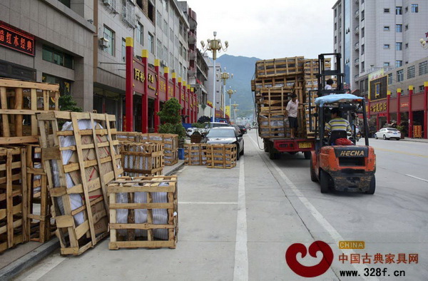 福建仙游市場上訂木箱的工人都忙得不可開交