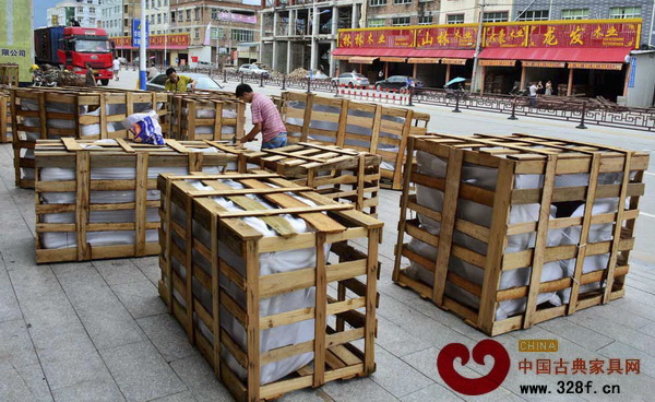 福建仙游紅木家具市場上工人忙得不可開交