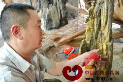 王世同正在進行根雕創作