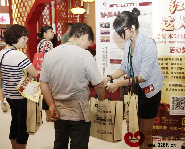 達(dá)人秀活動工作人員在給活動參與者派發(fā)紀(jì)念禮品