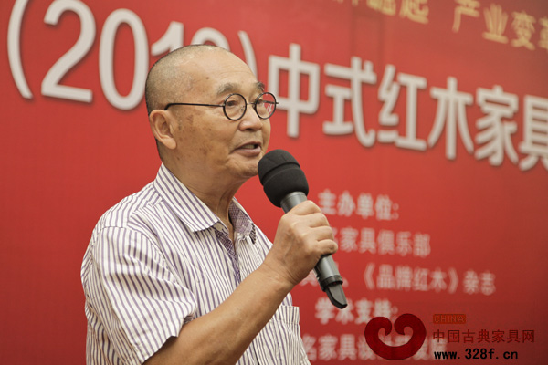 中國高等家具設計專業創始人、中國新中式文化研究院院長胡景初作《產業轉型與產品開發》的主題報告