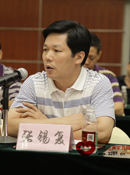 中山市東成紅木家具有限公司董事長張錫復在峰會現場發言
