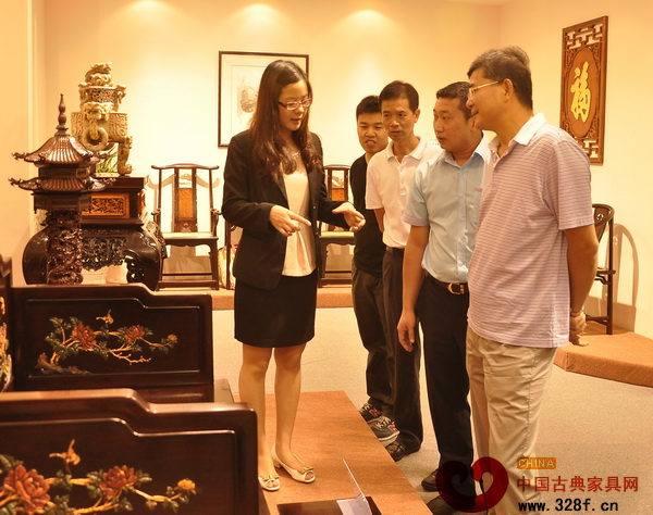 區氏臻品工作人員為參觀者詳細講解展出的小葉紫檀家具