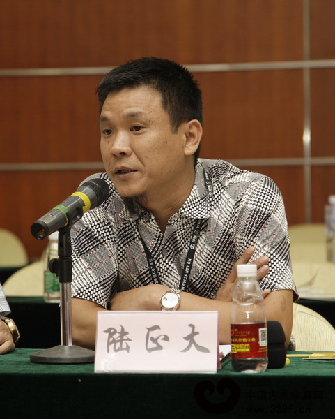 萬盛宇紅木副董事長陸正大在論壇上發言
