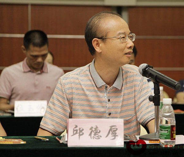 新會(huì)古典家具行業(yè)協(xié)會(huì)會(huì)長(zhǎng)邱德厚在論壇上發(fā)言