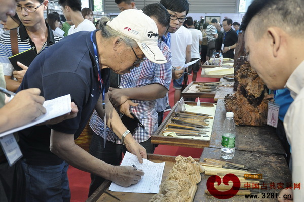 中國一級美術師、原深圳市雕塑院院長滕文金(左)現場對雕刻作品進行評分