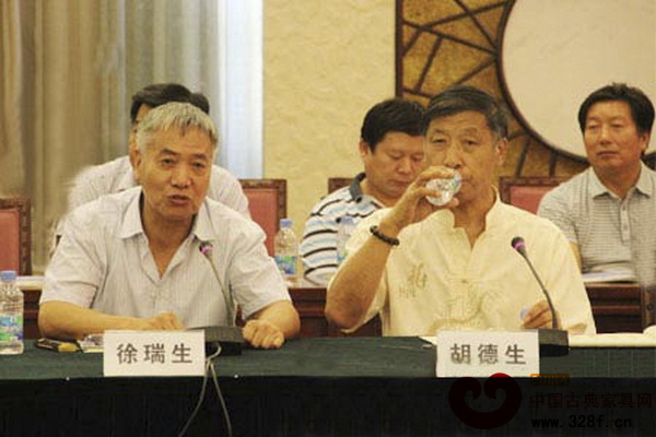 常熟市紅木家具協會會長徐瑞生在論壇上發表講話