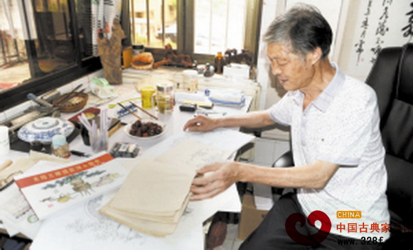 金華市工藝美術大師周彥濤和他平生編繪的第一本圖集——《東陽木雕傳統博古圖案》