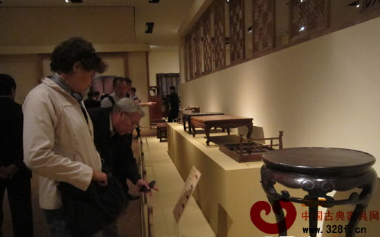 中老年人在“大美木藝——中國明清家具珍品”展上尋找記憶