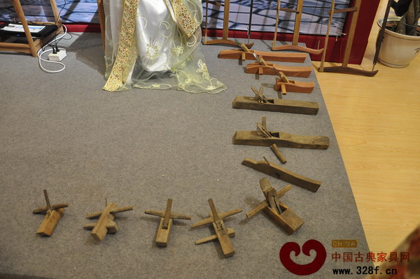 萬盛宇紅木展館內特色了一個制作紅木家具所需的各種工具的展示區