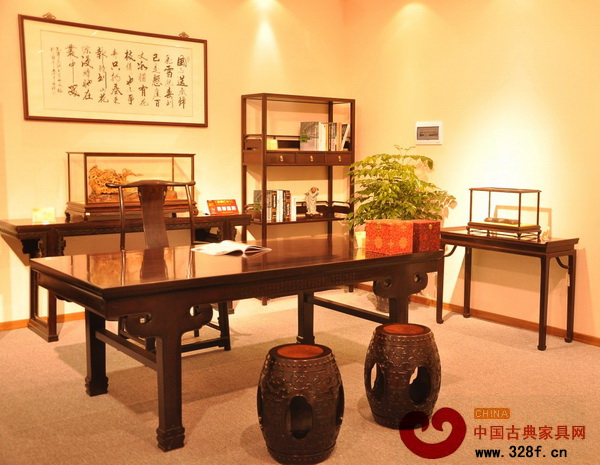 紅木家具裝飾的書房一角（區氏臻品供圖）