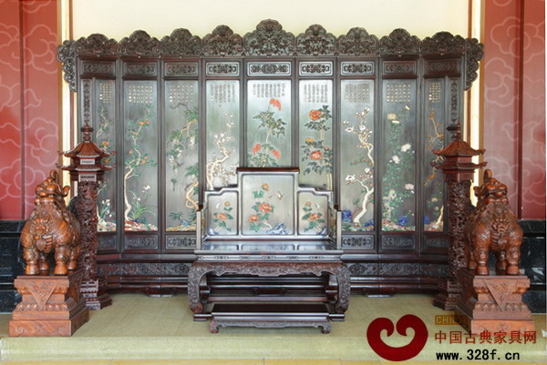 由屏風、寶座、工藝品裝飾的大堂（區氏臻品供圖）