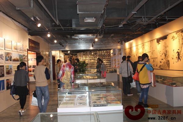 書畫展廳內吸引了眾多市民參觀