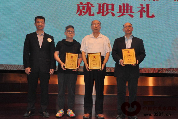 中山市紅木古典家具學會第一屆理事會理事長蕭社和為中山市紅木古典家具學會顧問頒發(fā)聘書