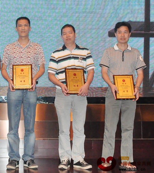 盈聯匯股東伍潤月(右一)、蕭漢行(右二)、伍玉倫(左一)當選為中山市紅木古典家具學會理事