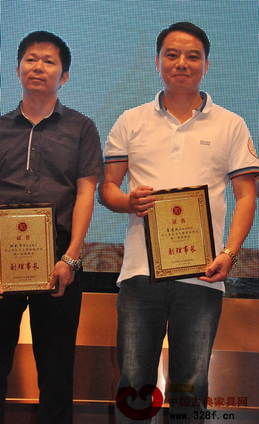 盈聯匯股東詹惠權(右一)當選為中山市紅木古典家具學會副理事長