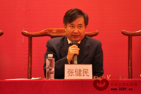 媒體見面會上,廣東省魚珠林產(chǎn)集團有限公司總經(jīng)理張健民回答記者提問
