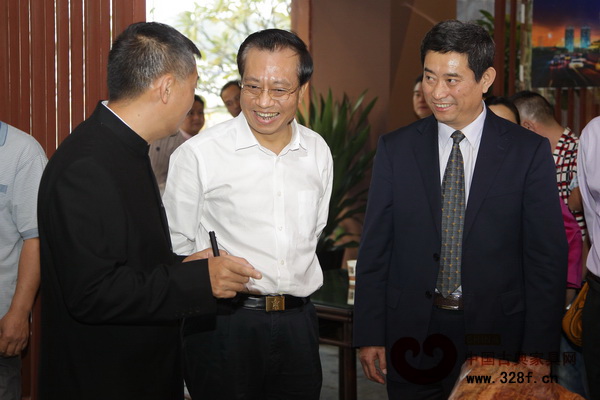 陳良賢市長(左二)、朱長嶺理事長(右一)和林孟禮董事長(左一)就紅博城建設(shè)進行深入交流