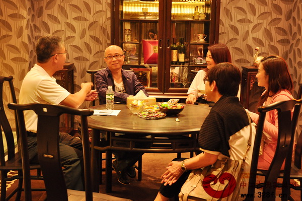 合興·奇典居董事長(zhǎng)蕭廣鐸與香港老爺車會(huì)會(huì)員交流紅木文化和車文化