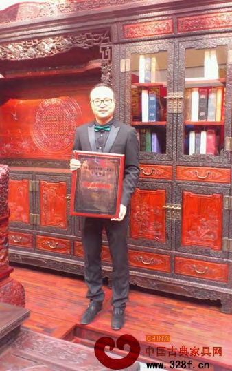 卓木王紅木《富春山居中國夢書房》脫穎而出,圖為卓木王紅木總經理杜長江手捧獎牌