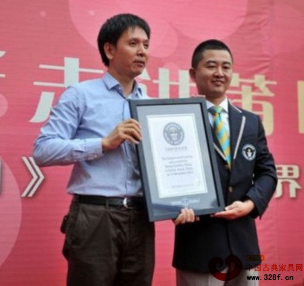 世界吉尼斯認證官為鄭春輝(左)頒發證書