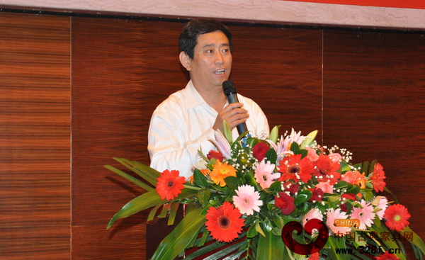中國家具協(xié)會(huì)理事長朱長嶺代表中國家具協(xié)會(huì)發(fā)表講話