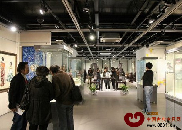 2013上海當(dāng)代工藝美術(shù)精品展覽現(xiàn)場(chǎng)匯集了眾多觀眾