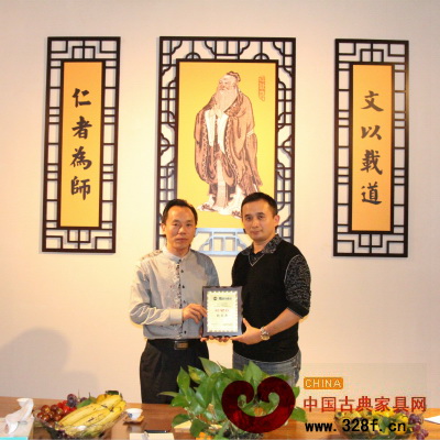 全球邑商精英創會主席李桂生(右)為副會長劉飛兵(左)授牌