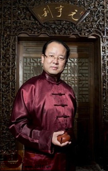 中國家具協會傳統家具專業委員會主席團輪執主席、北京元亨利硬木家具有限公司董事長楊波