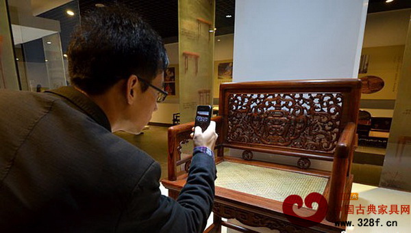 參展觀眾在當代蘇作紅木家具展示館內(nèi)拍照留念